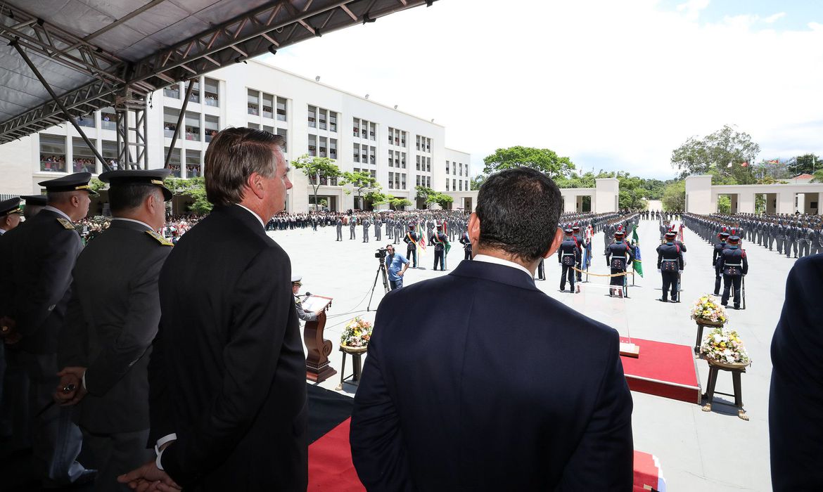 VÍDEO: Bolsonaro volta a falar com apoiadores e agradece apoio