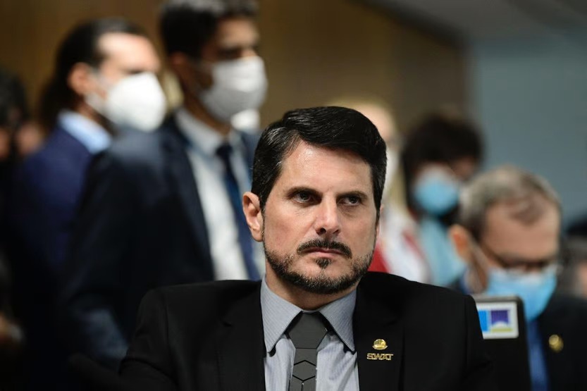Senador reclama do salário de R$ 33,7 mil e publica conta no negativo