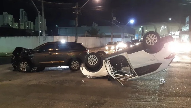 Carro capota após colisão em cruzamento na zona Sul de Natal