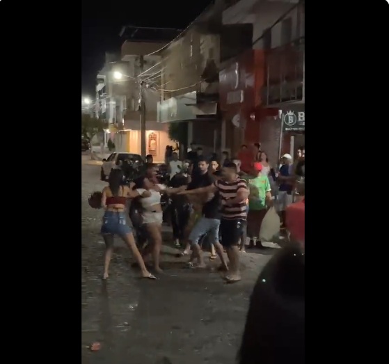 VÍDEO: Mulher leva "capacetada" em briga no meio da rua no RN