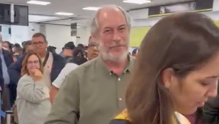 VÍDEO: Ciro Gomes é hostilizado em aeroporto de Miami