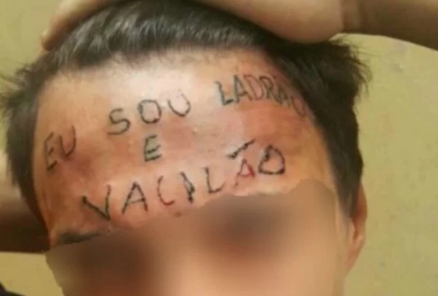 “Sou ladrão e vacilão”: jovem que teve testa tatuada é preso por furto