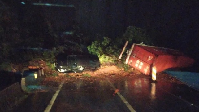 Deslizamento arrasta 10 carros e 5 caminhões no PR; uma pessoa morreu