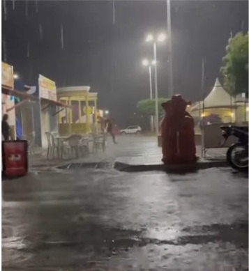 VÍDEO: Forte chuva em município do RN forma correnteza no meio da rua