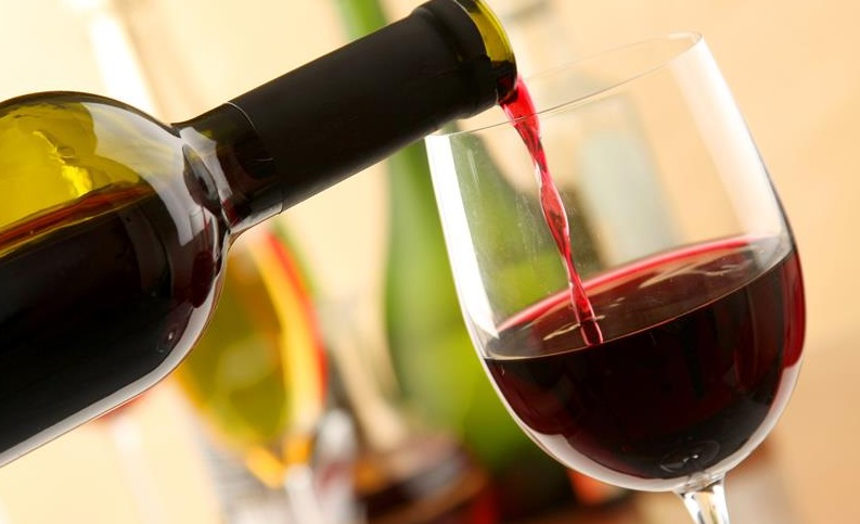 Substância presente no vinho ajuda a fortalecer memória, diz estudo