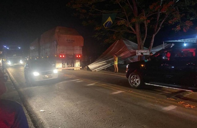 VÍDEO: Caminhão avança sobre acampamento bolsonarista e atropela manifestante