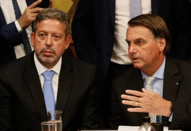 Lira concede aposentadoria parlamentar a Bolsonaro