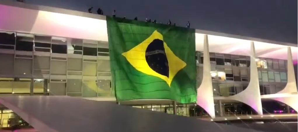 Deputado petista quer proibir uso político da bandeira do Brasil