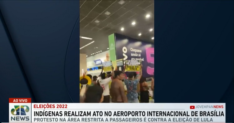 Indígenas protestam e gritam palavras de ordem contra Lula no Aeroporto de Brasília; voos atrasam