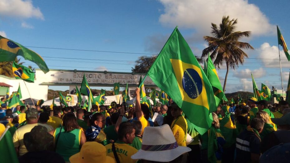 Manifestantes seguem em frente ao QG do Exército um mês após eleições