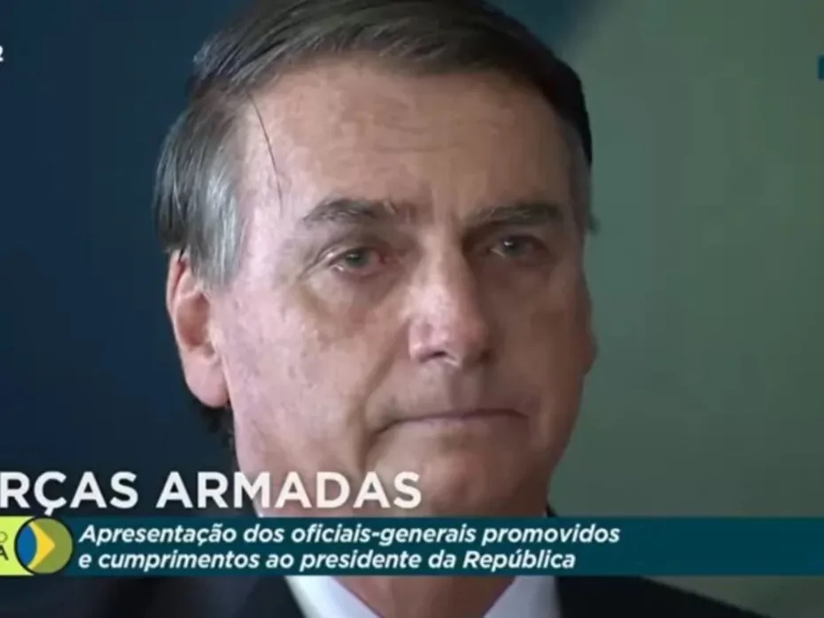 VÍDEO: Bolsonaro aparece chorando em evento militar, mas não discursa