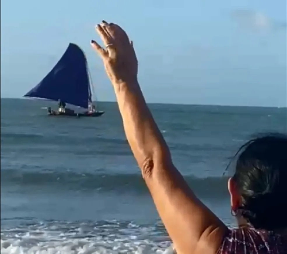 Pescadores do RN passam mais de 24 horas à deriva em alto mar após jangada virar