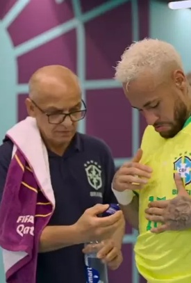 Saiba por que Neymar passou pomada na camisa em jogo do Brasil na Copa