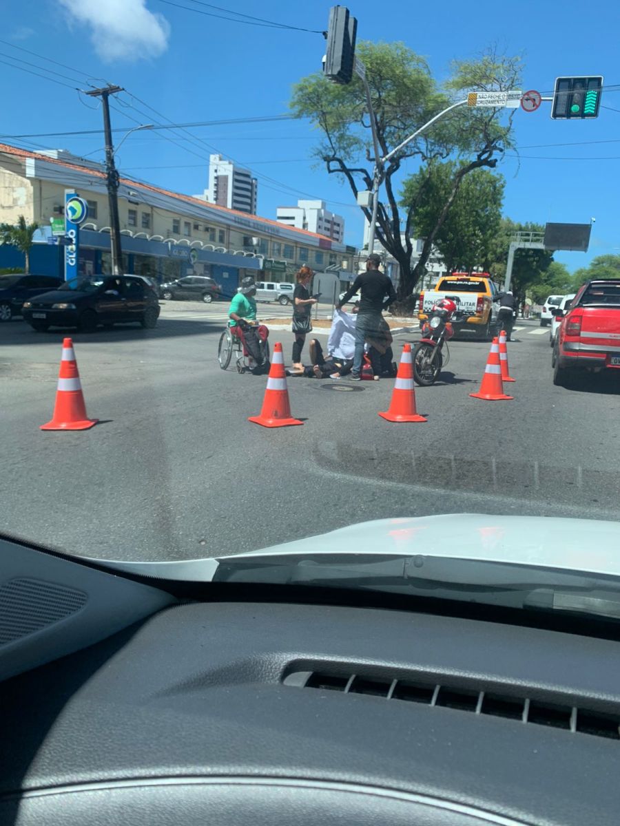 Acidente entre carro e moto congestiona trânsito em Natal