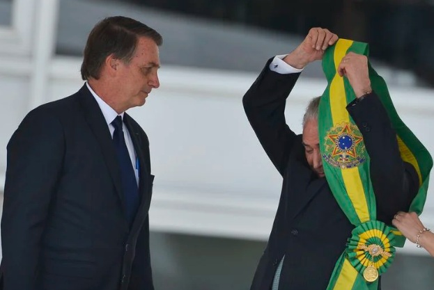 Bolsonaro cita 2 motivos para não passar a faixa presidencial a Lula
