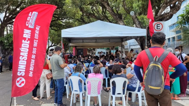 Servidores da Saúde paralisam atendimentos e fazem manifestação em Natal