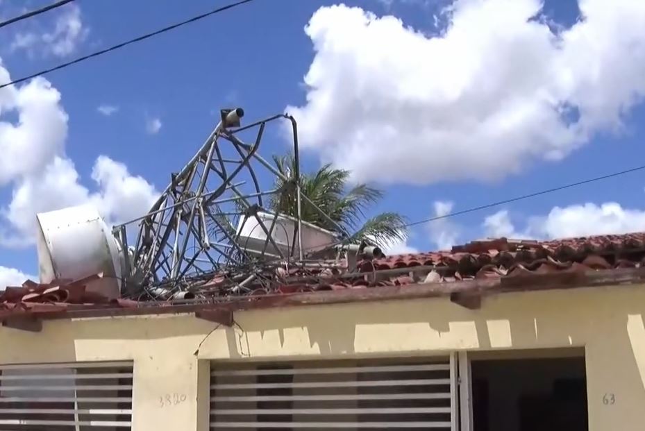 VÍDEO: Torre desaba e atinge casas no interior do RN