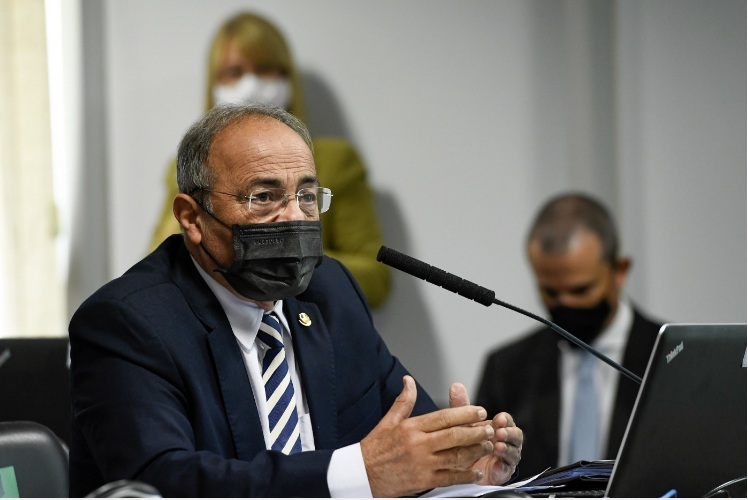 Senador deixa União Brasil e assina filiação ao PL, que aumenta bancada para 15 parlamentares