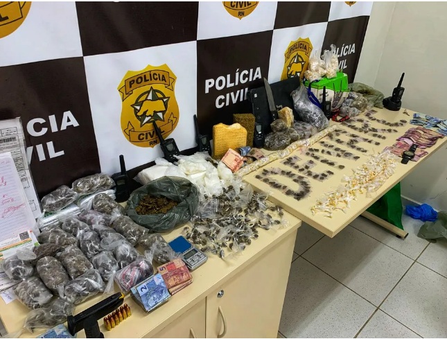Polícia apreende drogas, munições e dinheiro dentro de casa usada por traficantes na Grande Natal