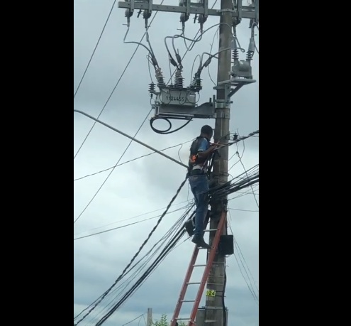 VÍDEO: Homem 'pega fogo' após choque em poste, se solta de rede e sobrevive; ASSISTA