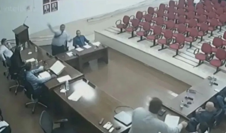 VÍDEO: Vereador arremessa frasco de álcool em gel em colega após ser acusado de fake news durante sessão na Câmara