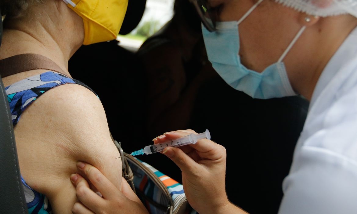 Brasil recebe primeiro lote de vacinas bivalentes contra covid-19