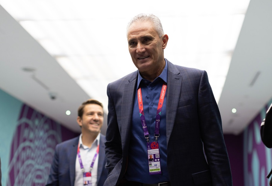 Tite desce para o vestiário sem cumprimentar os jogadores após eliminação