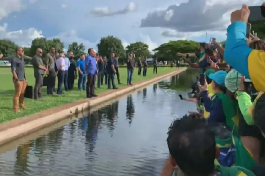 [VÍDEO] “Nada está perdido. Ponto final somente com a morte”, diz Bolsonaro a apoiadores no Alvorada