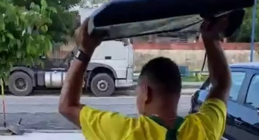 VÍDEO: Indignado com a derrota da seleção, torcedor arremessa TV no meio da rua: 'Brasil fuleiro'