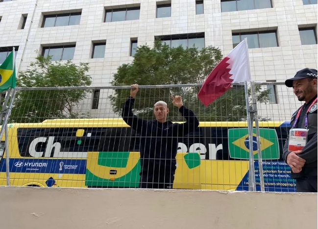 [VÍDEO] Emocionado, Richarlison agradece torcida na porta do hotel : "Chorar agora, mas voltaremos mais fortes"