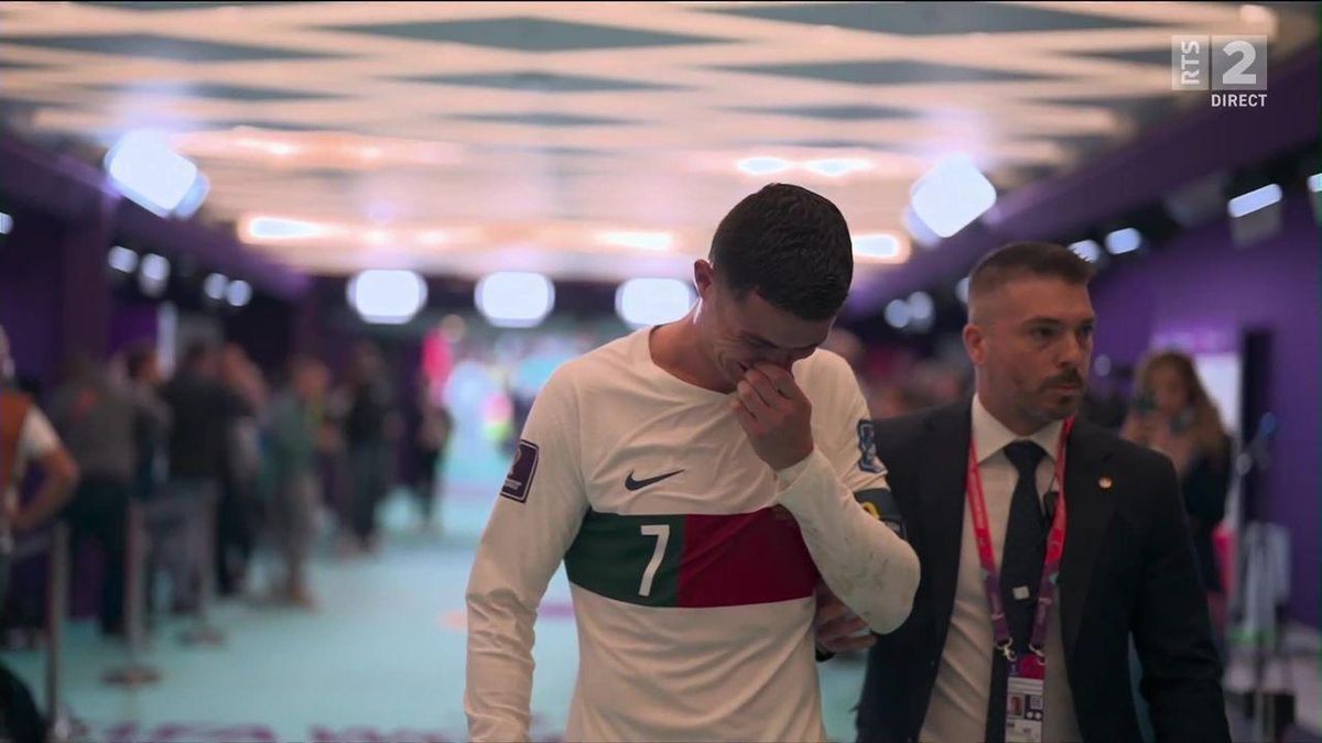 VÍDEO: Cristiano Ronaldo desaba em lágrimas após eliminação e sofre tentativa de agressão ASSISTA