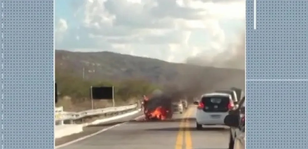 Carro capota e pega fogo na BR-427 no RN