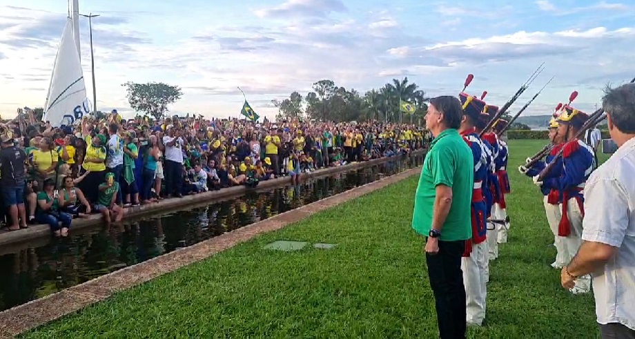 VÍDEO: Bolsonaro vai ao encontro de multidão de apoiadores em frente ao Alvorada; Assista