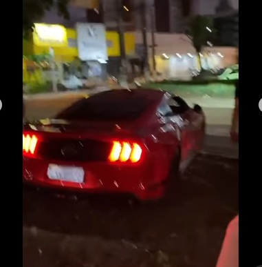 VÍDEO: Motorista de carro de luxo tenta fazer graça e quase provoca acidente em avenida de Natal