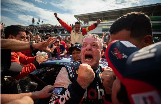 “Interlagos devolve um grande pedaço meu”, diz Barrichelo após título da Stock Car