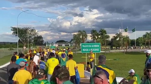 Manifestantes se reúnem no Palácio da Alvorada antes da diplomação de Lula