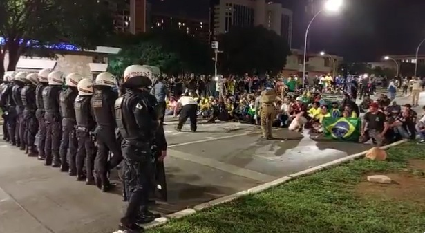 VÍDEOS: Manifestantes ateiam fogo em carros e ônibus e tentam invadir sede da Polícia Federal em Brasília