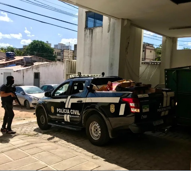 Polícia prende dois suspeitos com 20kg de maconha, cocaína e 500 garrafas de uísque irregulares em Natal