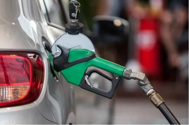 Preço médio do litro da gasolina recua 0,4%, diz ANP