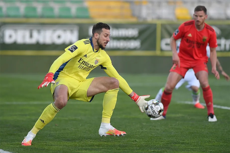 Vasco sonda goleiro brasileiro que atua na Europa