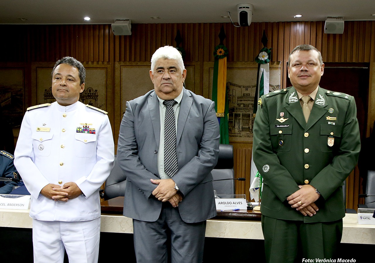 Câmara de Natal presta homenagem ao Dia do Soldado em sessão solene