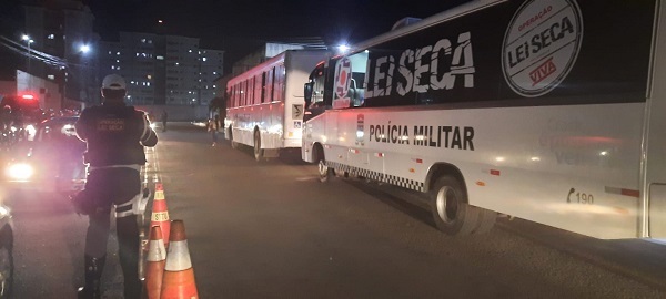 Mulher abandona carro e se esconde em banheiro de bar para fugir da Lei Seca