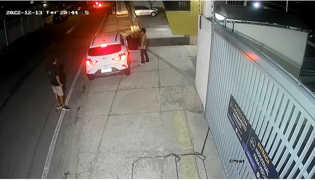 VÍDEO: Dupla assalta mulheres na frente de condomínio em Natal
