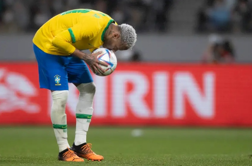 Neymar recebe apelos e deve seguir defendendo seleção após a Copa