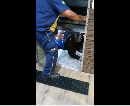 (VÍDEO) Momentos de terror: pessoas ficam presas em elevador da Arena das Dunas