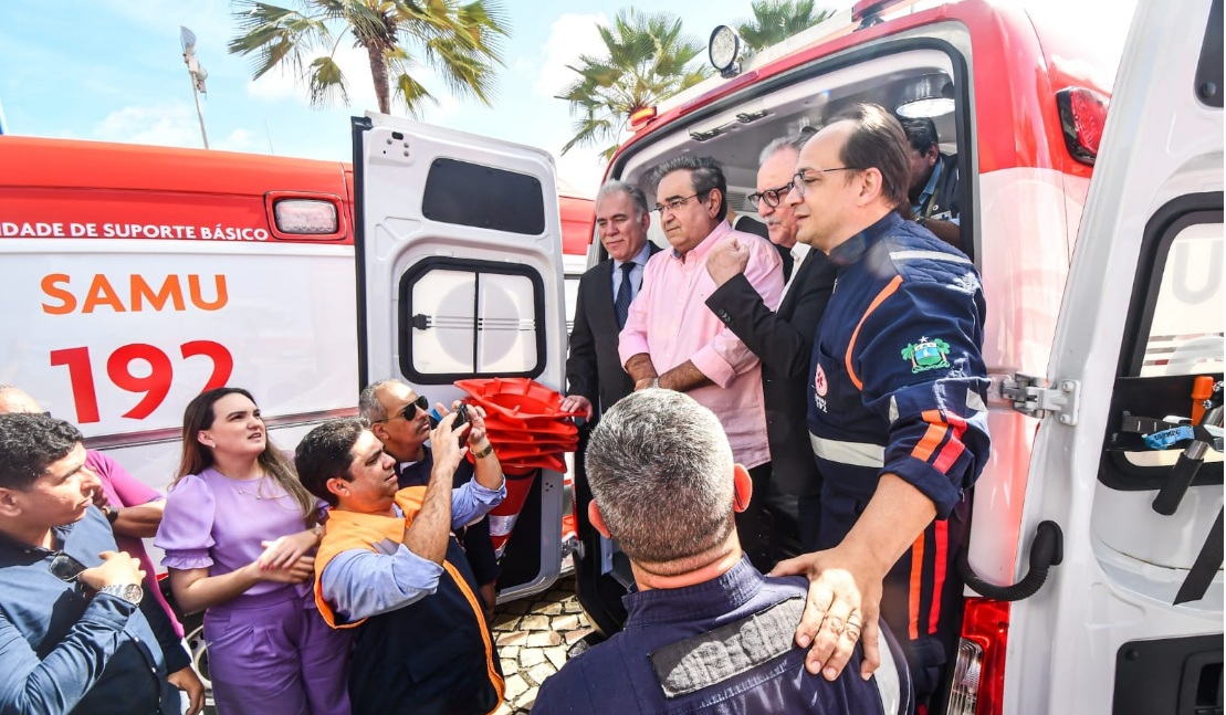 Ministro da Saúde entrega ambulâncias em Natal