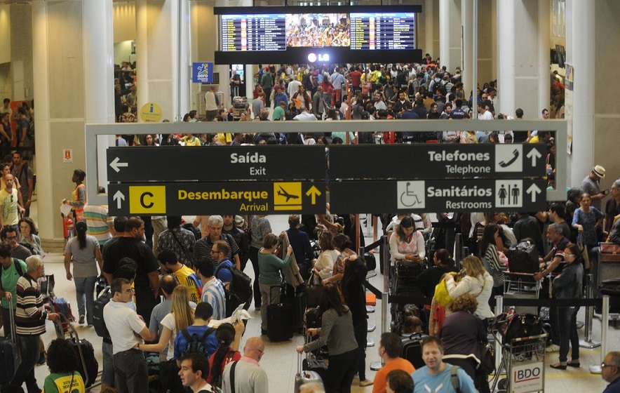 Pilotos e comissários de voo mantêm greve marcada para esta segunda-feira