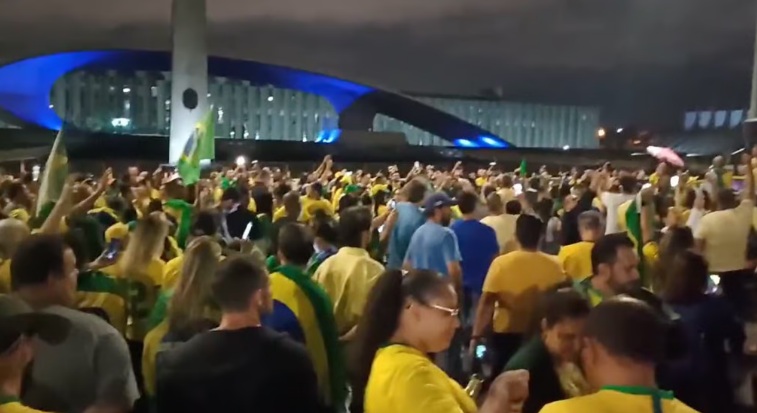 Raios atingem acampamento de manifestantes e deixam feridos