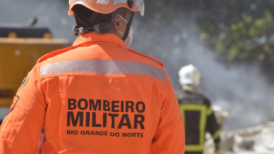 Casarão abandonado que pertencia a padre Tiago Theisen incendeia e quase atinge outro imóvel