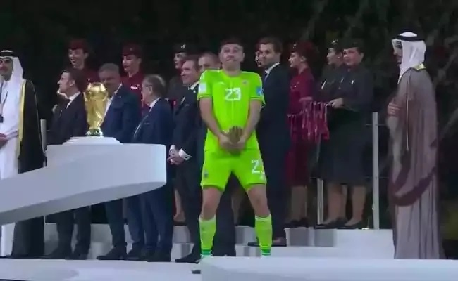 Goleiro da Argentina, Martínez explica gesto obsceno de comemoração com o troféu